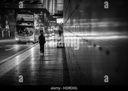 Obdachloser schläft rau, während Leute in Leeds, West Yorkshire, England vorbeigehen Stockfoto