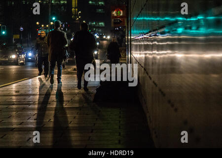 Obdachloser schläft rau, während Leute in Leeds, West Yorkshire, England vorbeigehen Stockfoto