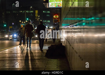 Obdachloser schläft rau, während Leute in Leeds, West Yorkshire, England vorbeigehen Stockfoto