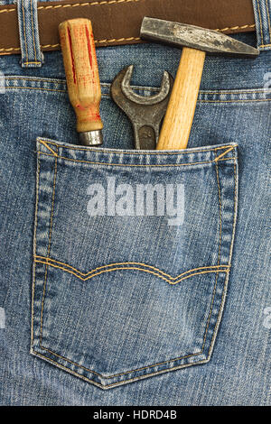 inmitten von alten Instrumenten eine Gesäßtasche eine blue Denim jeans Stockfoto