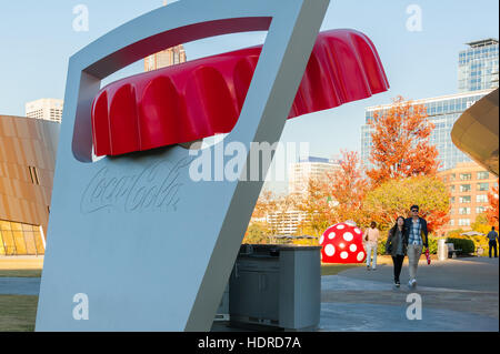 Ein wunderschöner Herbsttag im World of Coca-Cola Museum am Pemberton Place in der Innenstadt von Atlanta, Georgia. (USA) Stockfoto