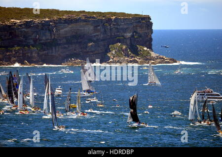 Sydney, Australien - 26. Dezember 2013. Teilnehmenden Yachten nähert sich North Head. Das Sydney-Hobart-Regatta ist eine jährliche Veranstaltung, ab Sydn Stockfoto