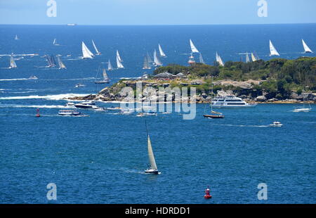 Sydney, Australien - 26. Dezember 2013. Der letzte Teilnehmer Yachten verlassen Sydney Harbour. Das Sydney-Hobart-Regatta ist eine jährliche Veranstaltung ab Stockfoto