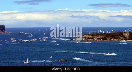 Sydney, Australien - 26. Dezember 2013. Der letzte Teilnehmer Yachten verlassen Sydney Harbour. Das Sydney-Hobart-Regatta ist eine jährliche Veranstaltung ab Stockfoto