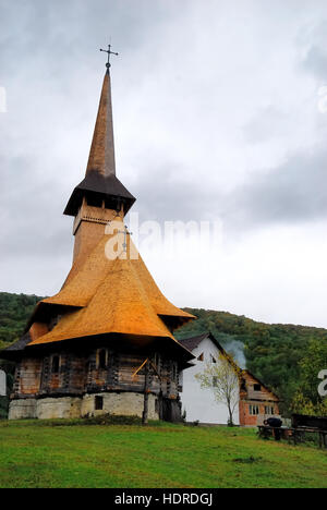 Maramures, einer abgelegenen Karpatenregion von Rumänien. Hölzerne Kirche von St Parascheva. Sie ist ein hoch verehrten orthodoxen Heiliger. Stockfoto