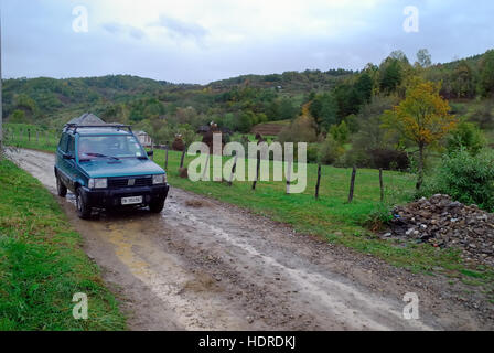 Maramures, einer abgelegenen Karpatenregion von Rumänien. Ein FIAT Panda 4 x 4 auf einem schlammigen Feldweg. Stockfoto