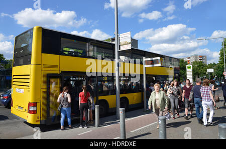 Bushaltestelle, Johannisthaler Chaussee, Gropiusstadt, Neukölln, Berlin, Deutschland Stockfoto