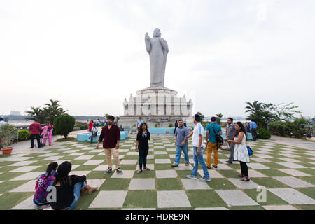 Touristen an Lord Buddha-Statue am Hussain Sagar See in Hyderabad, Indien Stockfoto