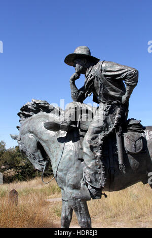 Die Skulptur von einem Pferd und Reiter auf dem Boot Hill in Ogallala Nebraska. Der Trail Boss erscheint über den Gräbern zu suchen. Stockfoto