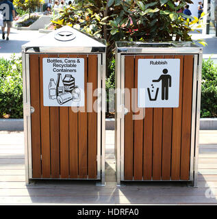 Hölzerne Mülleimer in der Nähe von Docklands Melbourne Australien Stockfoto