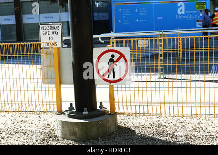 Keine Kreuzung mit Straßenbahn verfolgt Warnschild Stockfoto