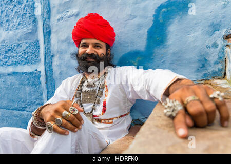 Mann aus Rajasthan in traditioneller Kleidung, Jodhpur, Rajasthan, Indien Stockfoto