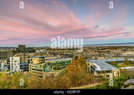 Erstaunlich Sonnenaufgang über Edinburgh, Schottland - schöne warme Farben und beeindruckende Architektur - typisch europäischen Stadtbild Stockfoto