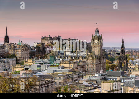 Erstaunlich Sonnenaufgang über Edinburgh, Schottland - schöne warme Farben und beeindruckende Architektur - typisch europäischen Stadtbild Stockfoto