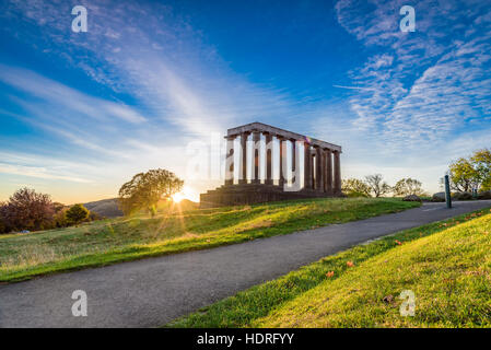 Erstaunlich Sonnenaufgang über Edinburgh, Schottland - schöne warme Farben und beeindruckende Architektur - typisch europäischen Stadtbild Stockfoto