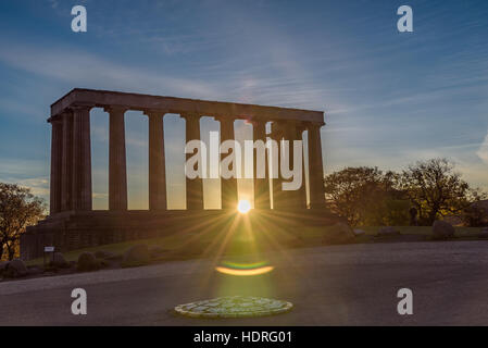 Erstaunlich Sonnenaufgang über Edinburgh, Schottland - schöne warme Farben und beeindruckende Architektur - typisch europäischen Stadtbild Stockfoto