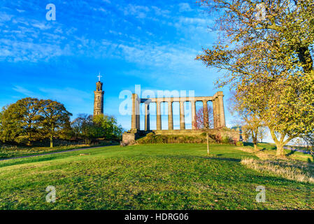 Erstaunlich Sonnenaufgang über Edinburgh, Schottland - schöne warme Farben und beeindruckende Architektur - typisch europäischen Stadtbild Stockfoto