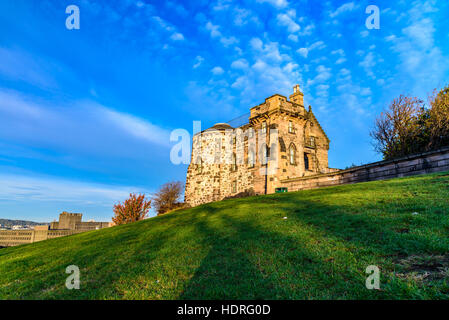 Erstaunlich Sonnenaufgang über Edinburgh, Schottland - schöne warme Farben und beeindruckende Architektur - typisch europäischen Stadtbild Stockfoto