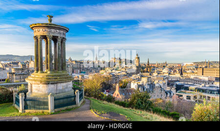 Erstaunlich Sonnenaufgang über Edinburgh, Schottland - schöne warme Farben und beeindruckende Architektur - typisch europäischen Stadtbild Stockfoto