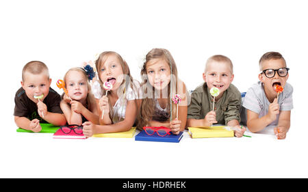 eine Gruppe von Kindern mit Büchern und Lutscher im Studio. Schule, Kindergarten, Kurs, Freizeitaktivitäten Stockfoto