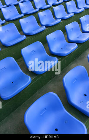 Blick Seitenlinien des blauen Stadion Sitze vertikale Zusammensetzung Stockfoto