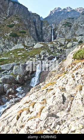 Velka zmrzla Dolina mit Wasserfällen, Spitzen über klarer Himmel in der Hohen Tatra in der Slowakei Stockfoto