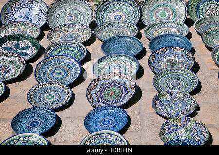 Traditionelle Keramik Geschirr in einem Straßenmarkt, Usbekistan Stockfoto