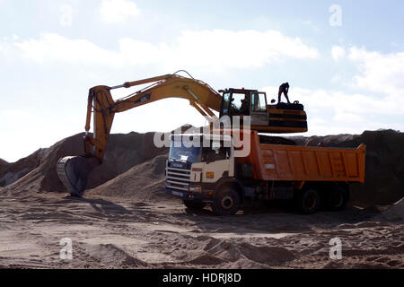 SCHWERE mechanische Anlage Bau A Mann machte Strand in CALETA de FUSTE auf der Kanarischen Insel von FUERTEVENTURA. Stockfoto