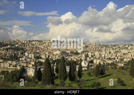 Israel, unteren Galiläa, einen Blick auf Nazareth von "Angst-Berg" Stockfoto