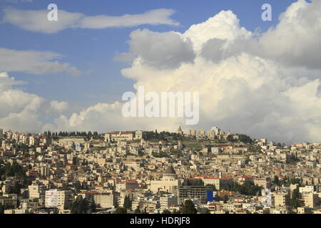 Israel, unteren Galiläa, einen Blick auf Nazareth von "Angst-Berg" Stockfoto