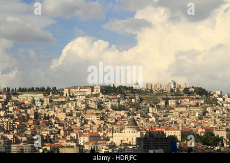 Israel, unteren Galiläa, einen Blick auf Nazareth von "Angst-Berg" Stockfoto