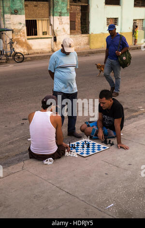 Spielen Sie eine Partie Schach auf dem Bürgersteig, La Havanna, Kuba. Stockfoto