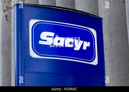 Sacyr Bau Firmenlogo am Hauptsitz in Madrid (Spanien). Stockfoto