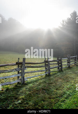 Sonne platzen über Split Zaun entlang der Blue Ridge Parkway Stockfoto