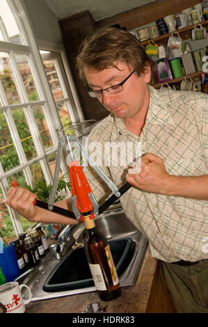 Andy Hamilton macht seine eigenen Geister zu Hause aus einfachen Zutaten in seiner Küche und hat ein Buch mit dem Titel "Alkohol kostenlos' geschrieben. Stockfoto