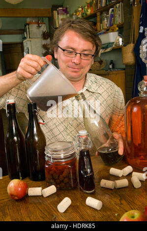 Andy Hamilton macht seine eigenen Geister zu Hause aus einfachen Zutaten in seiner Küche und hat ein Buch mit dem Titel "Alkohol kostenlos' geschrieben. Stockfoto