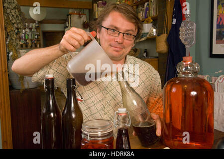 Andy Hamilton macht seine eigenen Geister zu Hause aus einfachen Zutaten in seiner Küche und hat ein Buch mit dem Titel "Alkohol kostenlos' geschrieben. Stockfoto