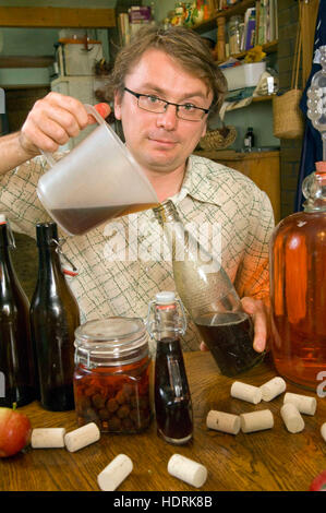 Andy Hamilton macht seine eigenen Geister zu Hause aus einfachen Zutaten in seiner Küche und hat ein Buch mit dem Titel "Alkohol kostenlos' geschrieben. Stockfoto