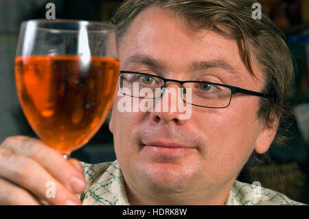 Andy Hamilton macht seine eigenen Geister zu Hause aus einfachen Zutaten in seiner Küche und hat ein Buch mit dem Titel "Alkohol kostenlos' geschrieben. Stockfoto