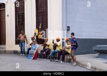 Musiker als Straßenmusikant auf der Pio Rosado Straße in Santiago De Cuba, Kuba Stockfoto