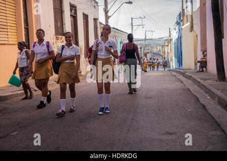 Schulmädchen in der national einheitliche Überschrift zur Schule in Santiago De Cuba, Kuba Stockfoto