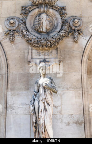 Relief zeigt Komponist j.s.bach an der Fassade der Opéra garnier Stockfoto