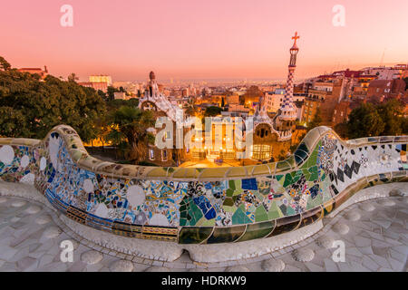 Park Güell mit Skyline der Stadt hinter bei Sonnenuntergang, Barcelona, Katalonien, Spanien Stockfoto