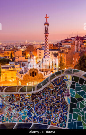 Park Güell mit Skyline der Stadt hinter bei Sonnenuntergang, Barcelona, Katalonien, Spanien Stockfoto