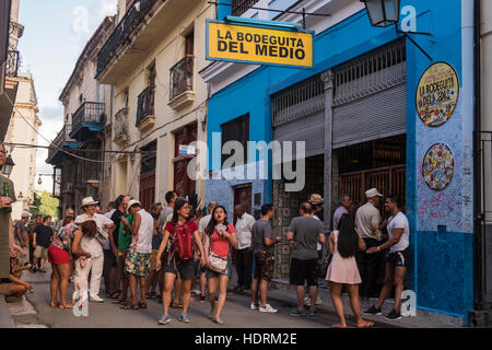 Kunden außerhalb der Bodeguita del Medio Bar auf Empedrado, Havanna Vieja, La Havanna, Kuba. Stockfoto