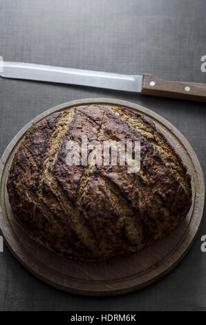 Hausgemachtes Schwarzbrot auf hölzernen Hintergrund, von oben Stockfoto