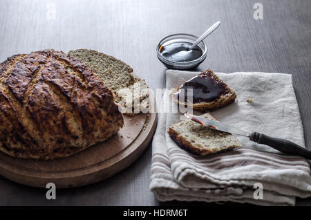 Nahaufnahme Foto von hausgemachter Marmelade auf Brot Stockfoto