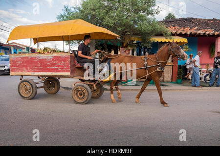 Überdachte Pferd gezeichneten Wagen in Vinales, Kuba Stockfoto