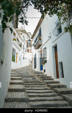 Eine schräge Straße in der schönen Stadt Altea an der Costa Blanca hinauf, wo die Häuser mit den typischen mediterranen Farben, weißen... Stockfoto