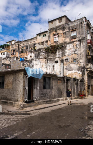 Mann und Kind in Compostela, La Havanna, Kuba. Stockfoto